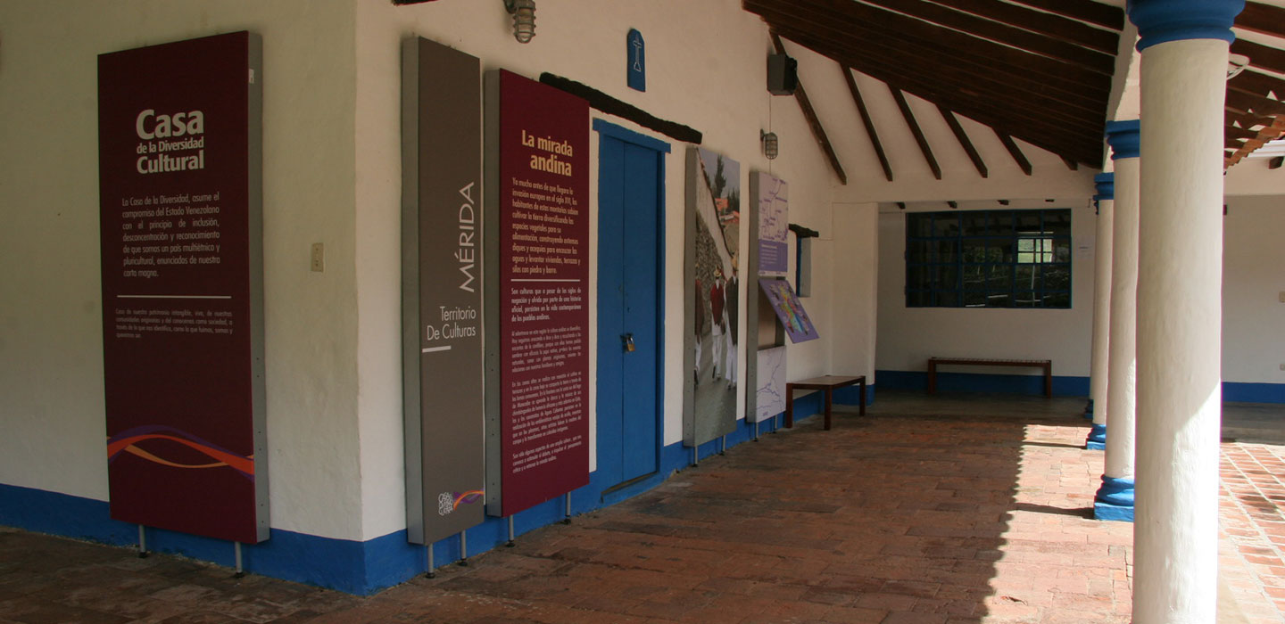 Patio externo de la Casa del Estado Mérida. 