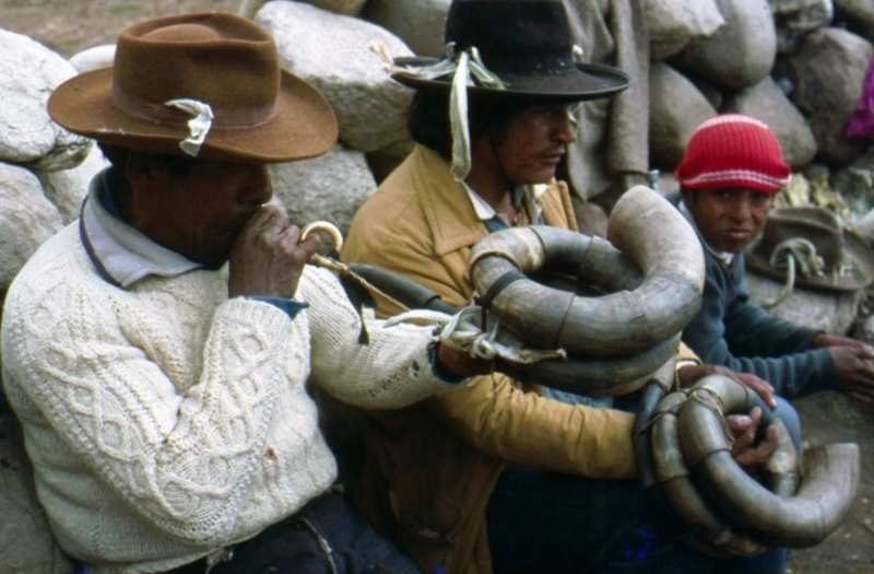 Ejecución de instrumento musical Wacra o cornetas de cacho, en las fiestas de Santiago. Perú. Junín. Huancayo. Huasicancha. Fotógrafo: Max Brandt. 1978