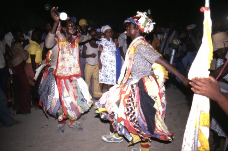 Baile de los “Mayores” del Gagá de Noel. Es una mezcla de creencias y ceremonias africanas centradas en el trance o posesión espiritual, en la que el vodú juega un papel particular. República Dominicana. Baror. Fotógrafo: María Teresa Melfi. 1982