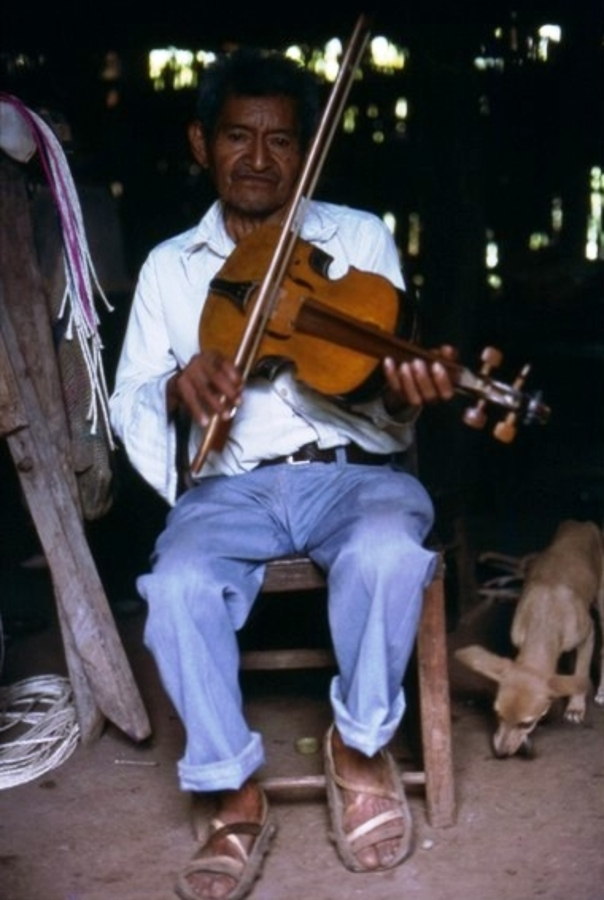 Toque de violín en el baile de Los Emplumados. El Salvador. Morazán. Cacaopera. Fotógrafo: Israel Girón Martínez. 1978