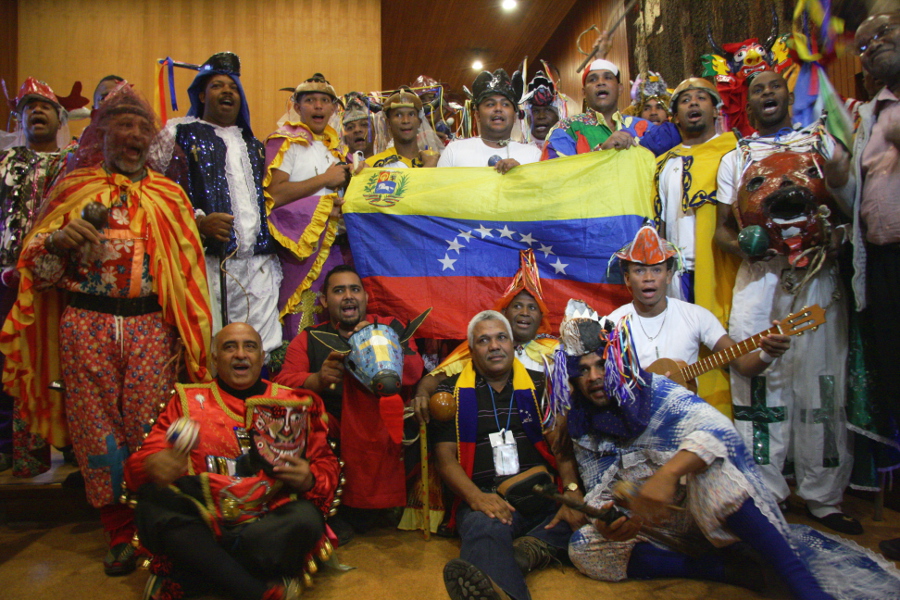 Los Diablos Danzante de Corpus Christi de Venezuela en París. 2012. Foto Rafael Salvatore