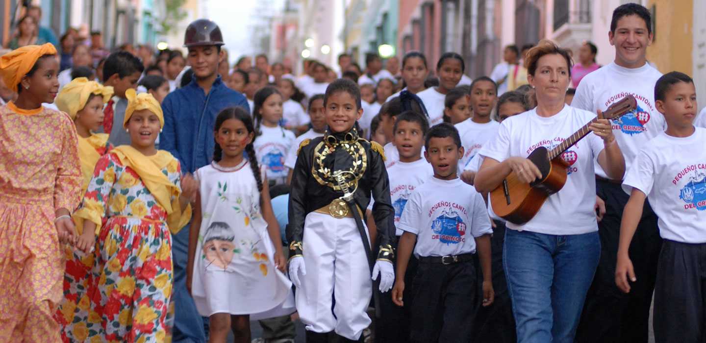 Coro Infantil Pequeños Cantores del Orinoco en desfile inaugural del CDC Bolívar. 