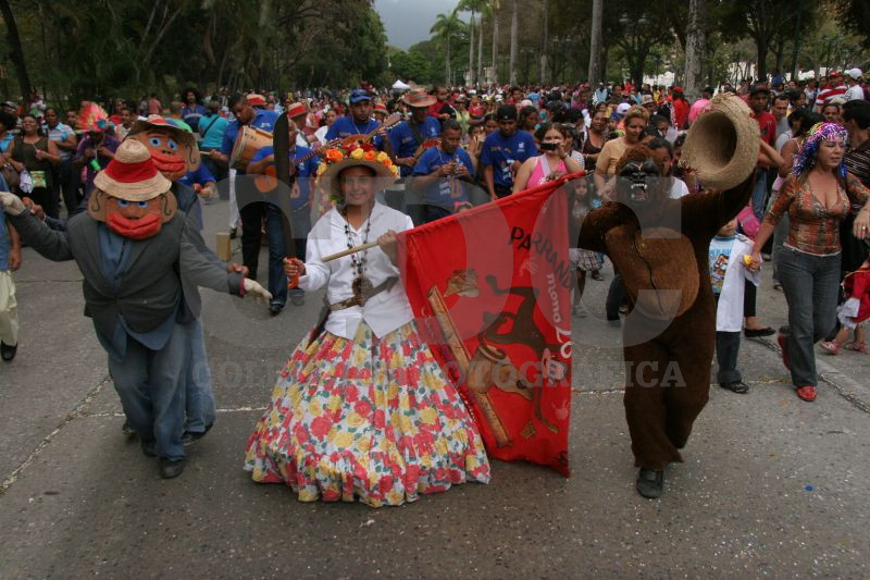 Megalópolis para Sabio comparsa_de_el_baile_del_mono_venezuela_estado_monagas_rafael_salvatore_2011_img_5055.jpg  | Centro de la Diversidad Cultural