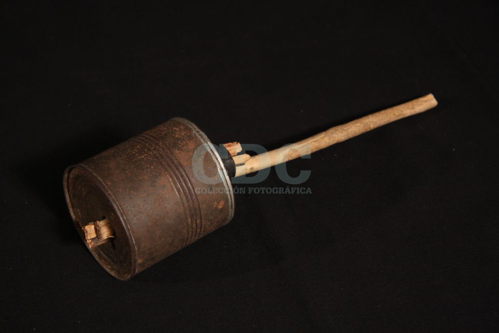 Sonajero, Maraca. Instrumento musical de acompañamiento. Madera, Semillas, Hojalata, Soldadura. 30 x 8 x 7,95 cms. REPÚBLICA DOMINICANA. 1975