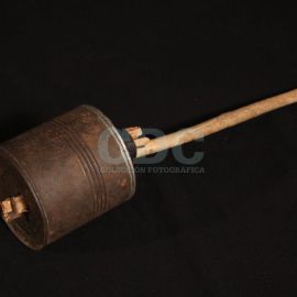 Sonajero, Maraca. Instrumento musical de acompañamiento. Madera, Semillas, Hojalata, Soldadura. 30 x 8 x 7,95 cms. REPÚBLICA DOMINICANA. 1975