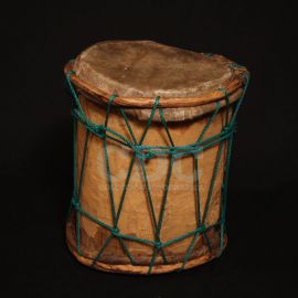 Tambora. Ejecución musical merengue dominicano. Madera, Bejuco, Cuerno de ganado, Pintura y Nylon. 31,5 x 30 cms. REPÚBLICA DOMINICANA. 1982