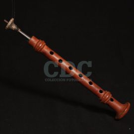 Oboe, Chirimía. Ejecución musical. Caña, Madera y Hojalata. 34,5 x 5,2 cms. GUATEMALA. 1976