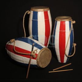 Batería de tambores Tamboriles Chico, Repique y Piano. Instrumento musical, usado para candombe en las llamadas del carnaval de Montevideo. Madera, Fibra vegetal, Metal, Cuero. 60,5 x 28,5 cms. URUGUAY. 1974